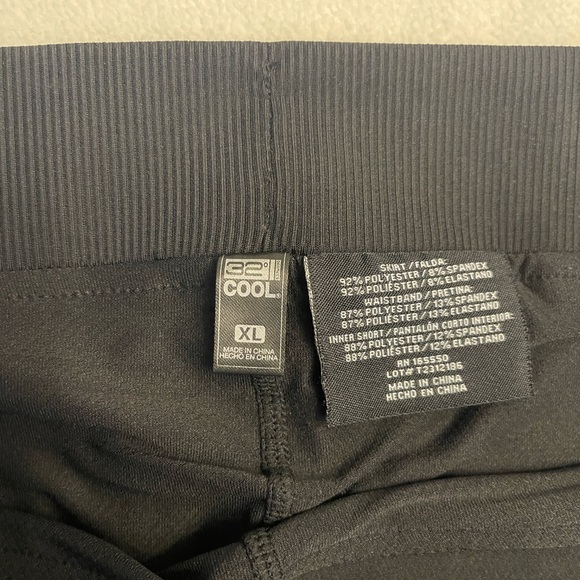 32 degrees Cool- Black golf Skort with pockets. Like new - Picture 3 of 6